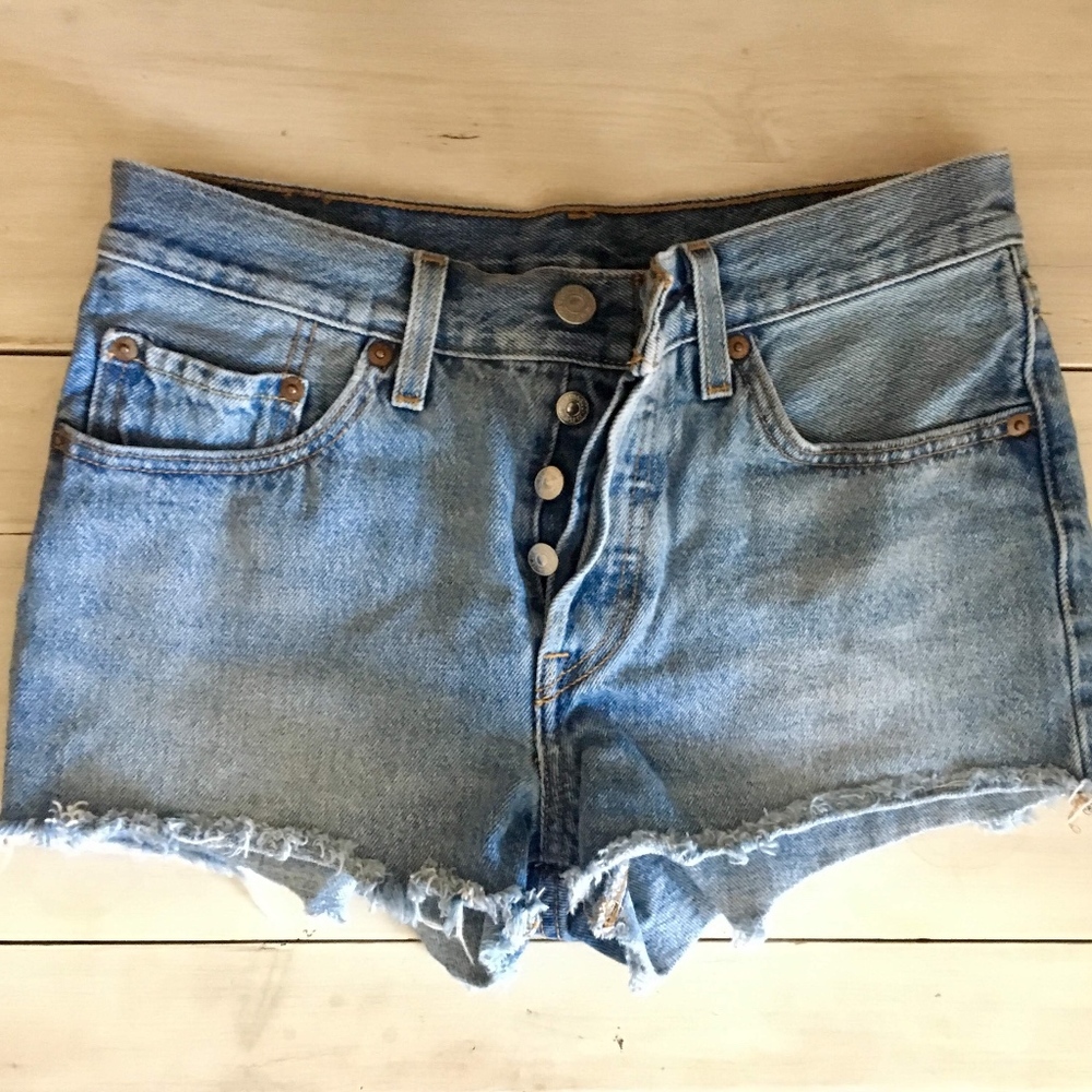 Levi's Button Through Cutoffs Size 26 - Picture 1 of 3